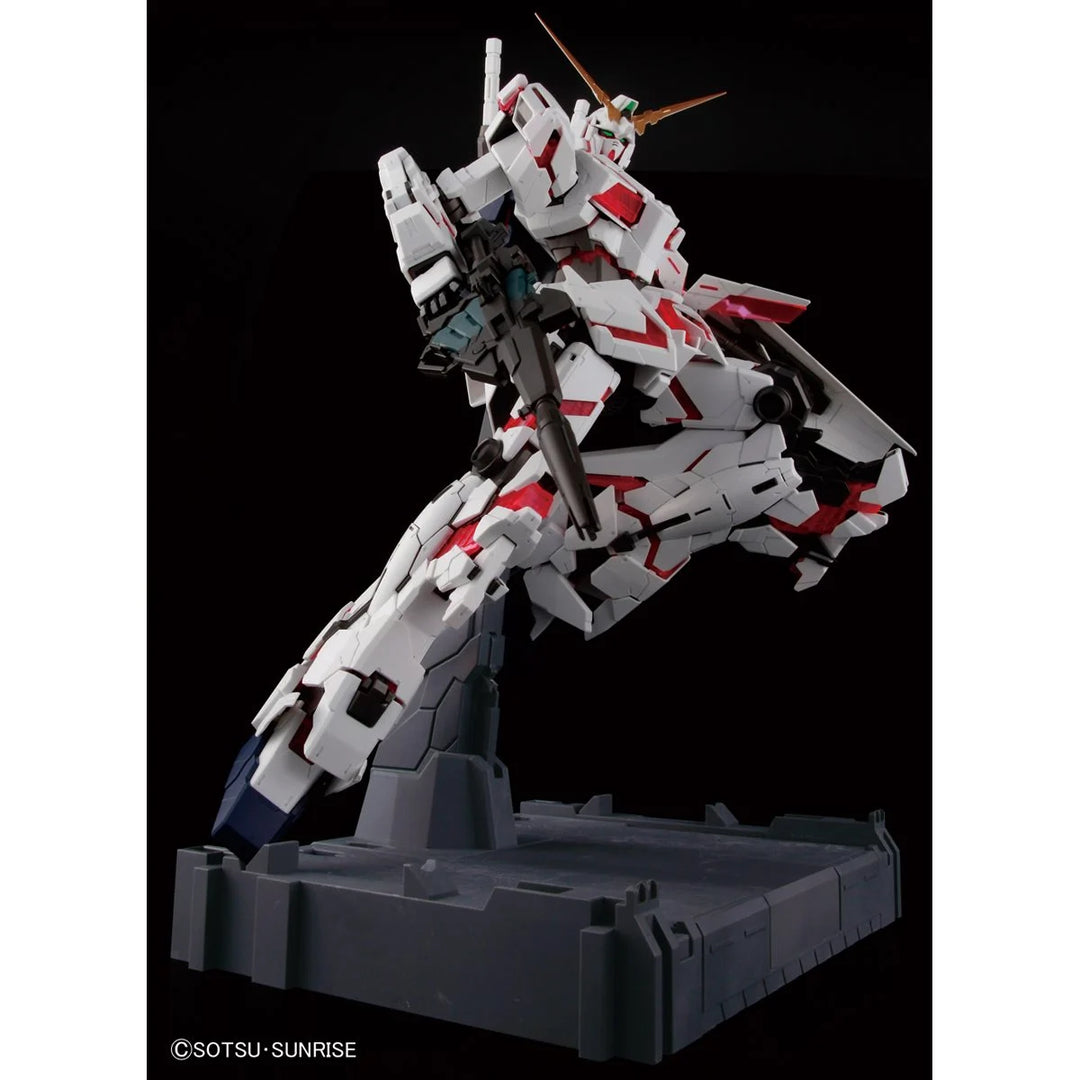 Bandai: Unicorn Gundam RX-0 Perfect Grade Model Kit
